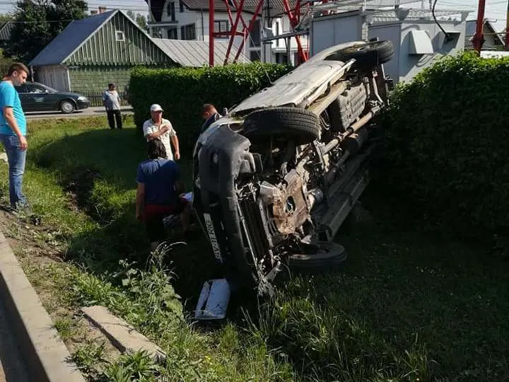 Rădăuți.Mașină răsturnată în șanț cu șoferul prins sub ea, după o depășire periculoasă VIDEO