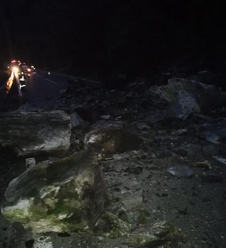 Circulația rutieră pe DN 17 B între Vatra Dornei și Crucea, blocată din cauza căderilor de pietre de pe versanți FOTO