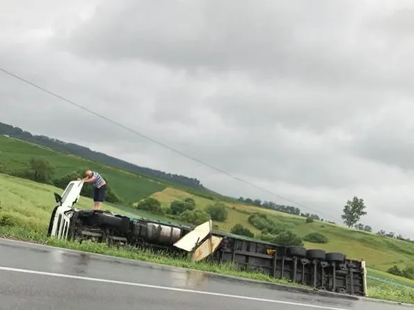 Un tir s-a răsturnat la intersecția Siret-Rădauți FOTO