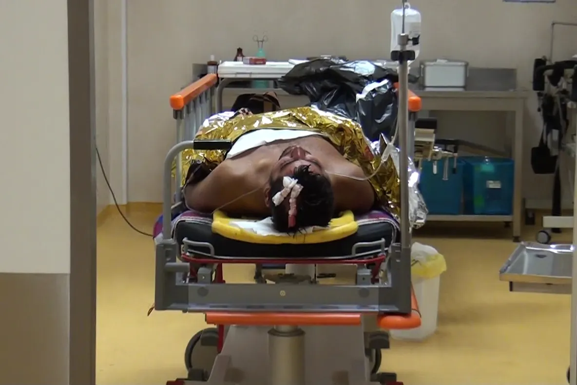 Indivizii care au desfigurat în bătaie și călcat cu tractorul un tânăr au fost reținuți