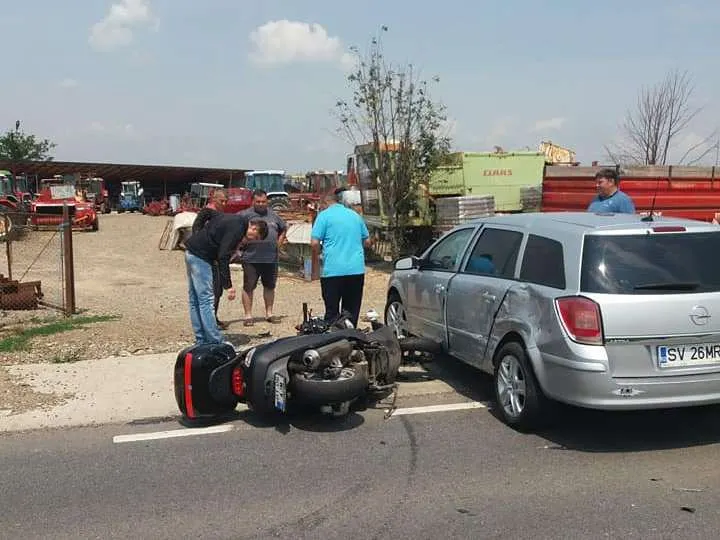 Salcea.Bărbat rănit după ce a intrat cu motocicleta într-o mașină FOTO