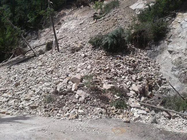 Drumul prin pasul Puzdra, închis complet o zi din cauza alunecărilor de teren