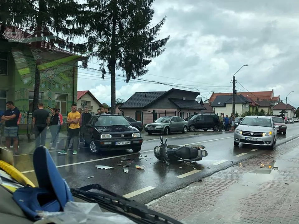 Accident la Vicovu de Sus. Un tânăr pe motoscuter a fost lovit de o mașină FOTO