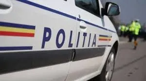 Beat la volan, un șofer din Câmpulung Moldovenesc s-a răsturnat cu mașina după ce a lovit un gard