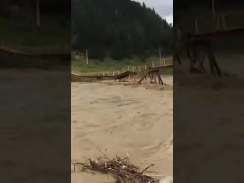 VIDEO Un pod peste râul Moldova a fost rupt de o viitură, la Frasin. Momentul a fost filmat de martori