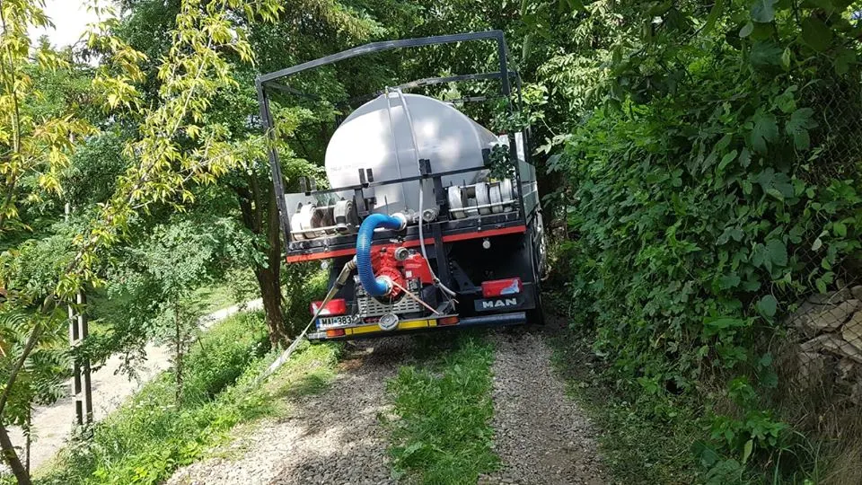 O autospecială de pompieri a fost la un pas să se răstoarne într-o râpă,  în timpul unei intervenții  FOTO
