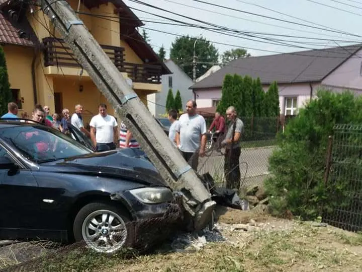 Accident în Rădăuți. Și-a lăsat mașina la spălătorie și a găsit-o într-un stâlp FOTO