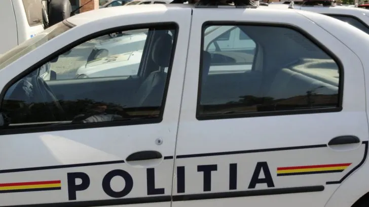 Un motoscuter a fost acroșat de un microbuz și proiectat într-un șanț. Șoferul a fugit de la fața locului