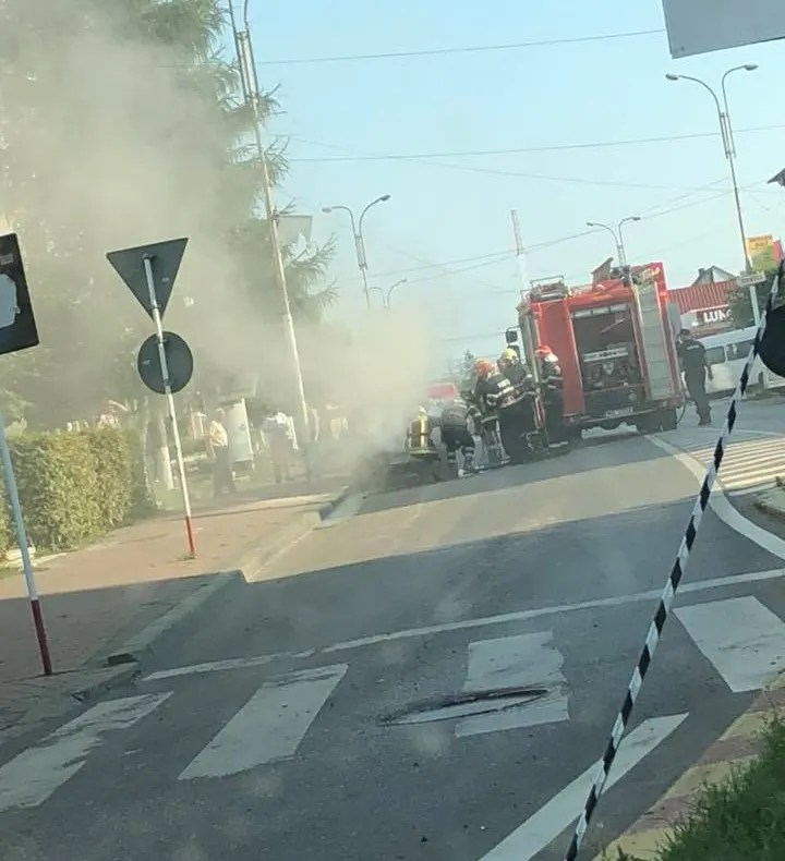 Un autoturism a luat foc în mers pe o stradă din municipiul Rădăuți FOTO
