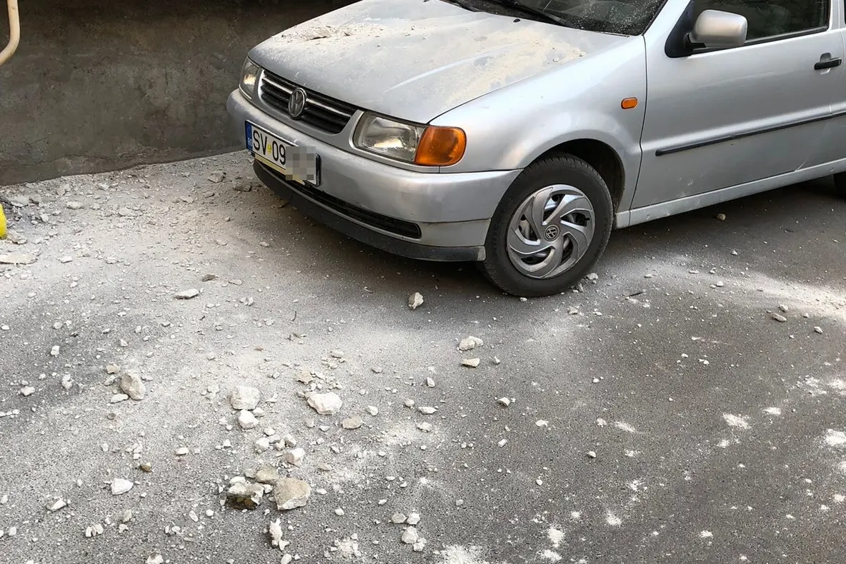 VIDEO Mașină avariată de tencuiala căzută de pe un bloc turn din Burdujeni