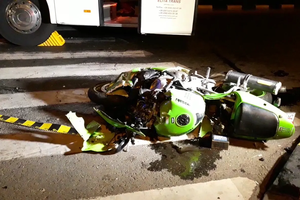 Accident grav în municipiul Suceava. Două persoane aflate pe o motocicletă și-au pierdut viața după coliziunea cu un autocar VIDEO