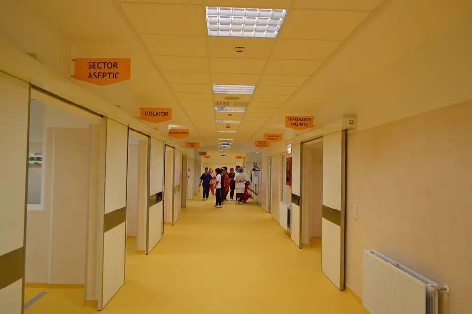 Un copil de un an a ajuns în stare gravă la spital după ce s-a strangulat cu un cordon