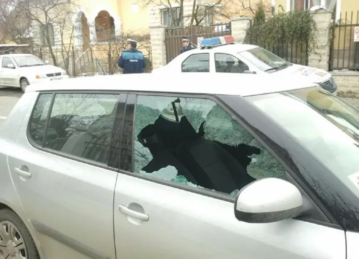 Un șofer a lasat mașina avariată într-un accident pe un câmp și a găsit-o spartă de hoți