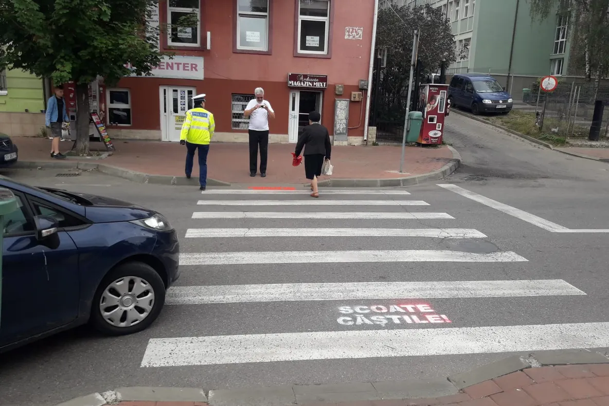 FOTO Mesaje de atenționare pe trecerile de pietoni de lângă școlile din Suceava