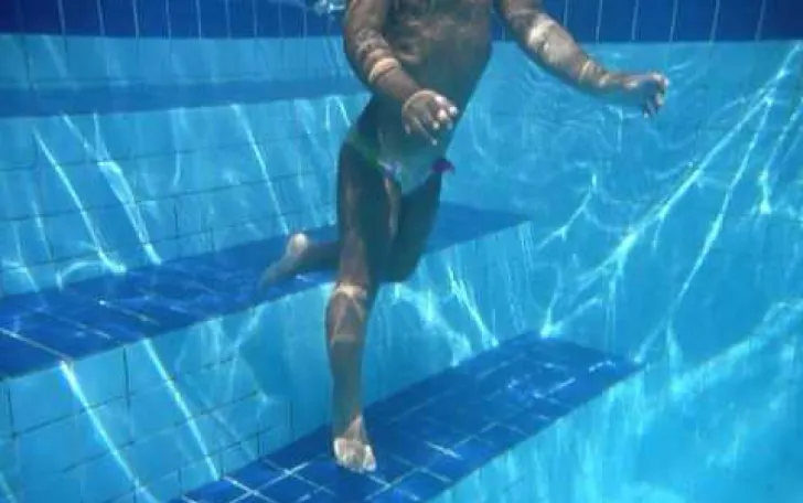 Un copil de zece ani, la un pas de înec, în timp ce se juca nesupravegheat în piscină