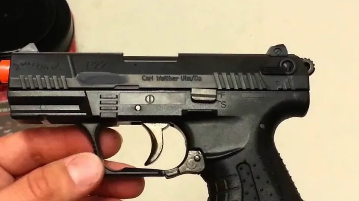 Bărbat prins cu un pistol asupra sa, după ce a fost lovit de o mașină