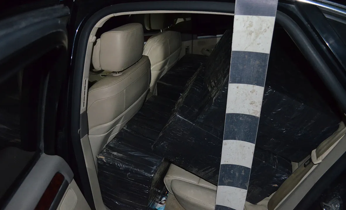 Autoturism cu țigări de contrabandă, abandonat după o urmărire în trafic FOTO