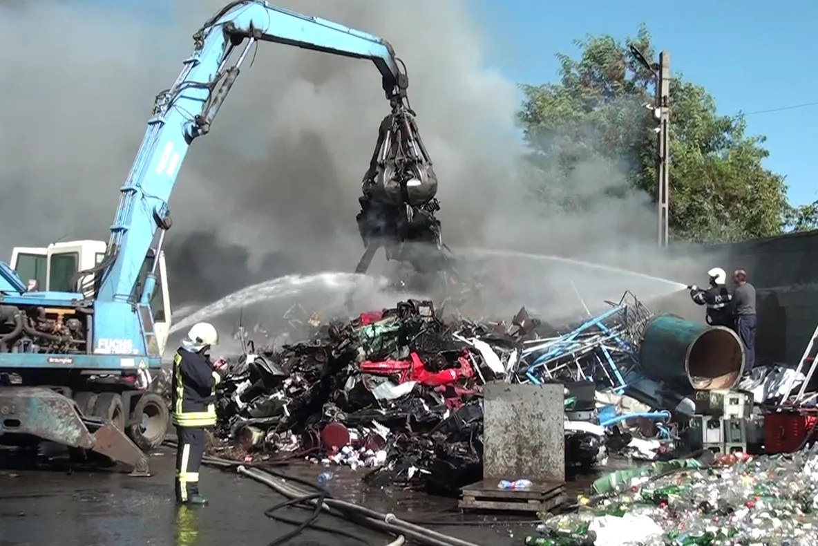Incendiul la depozitul de fier vechi din Burdujeni ar fi fost pus intenționat VIDEO