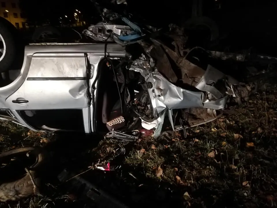 Accident rutier cu patru victime, la Vicovu de Sus. O mașină s-a răsturnat pe cupolă FOTO