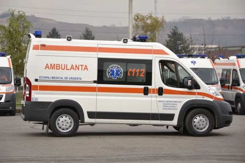 Un șofer s-a răsturnat cu mașina după ce a intrat în gardul unui imobil, la Vama