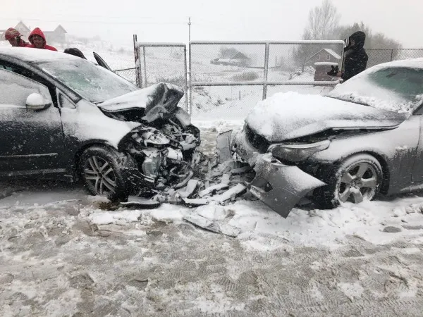 Iarna a început la Suceava cu accidente și blocaje în trafic FOTO