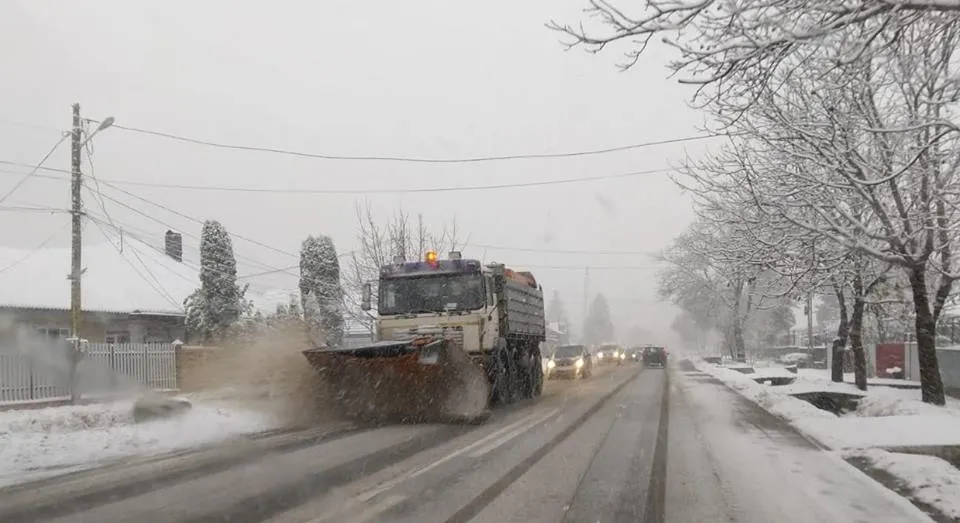 Ninge în județul Suceava. Drumarii au intervenit cu utilaje și sare