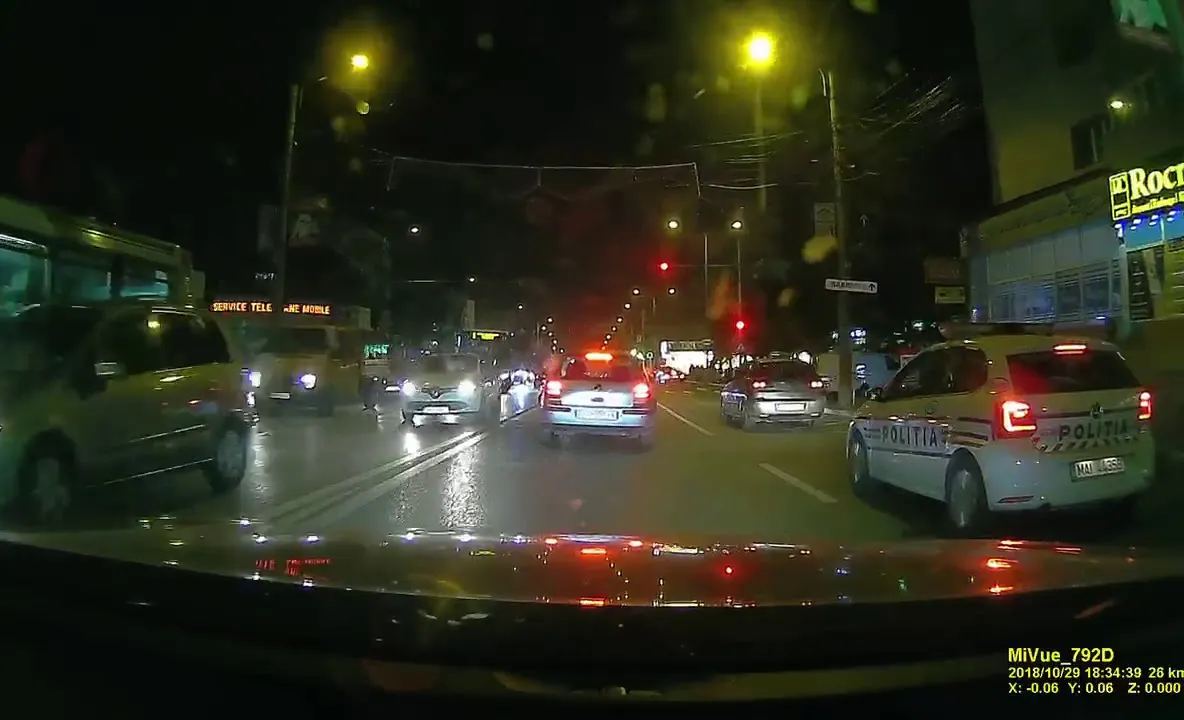 VIDEO Polițist filmat în timp ce vorbește la telefon și taie fața altei mașini în sensul giratoriu