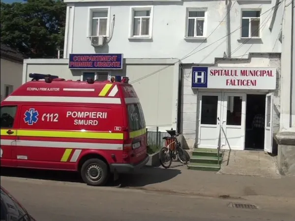 Un șofer a intrat cu mașina în gard din cauza vitezei