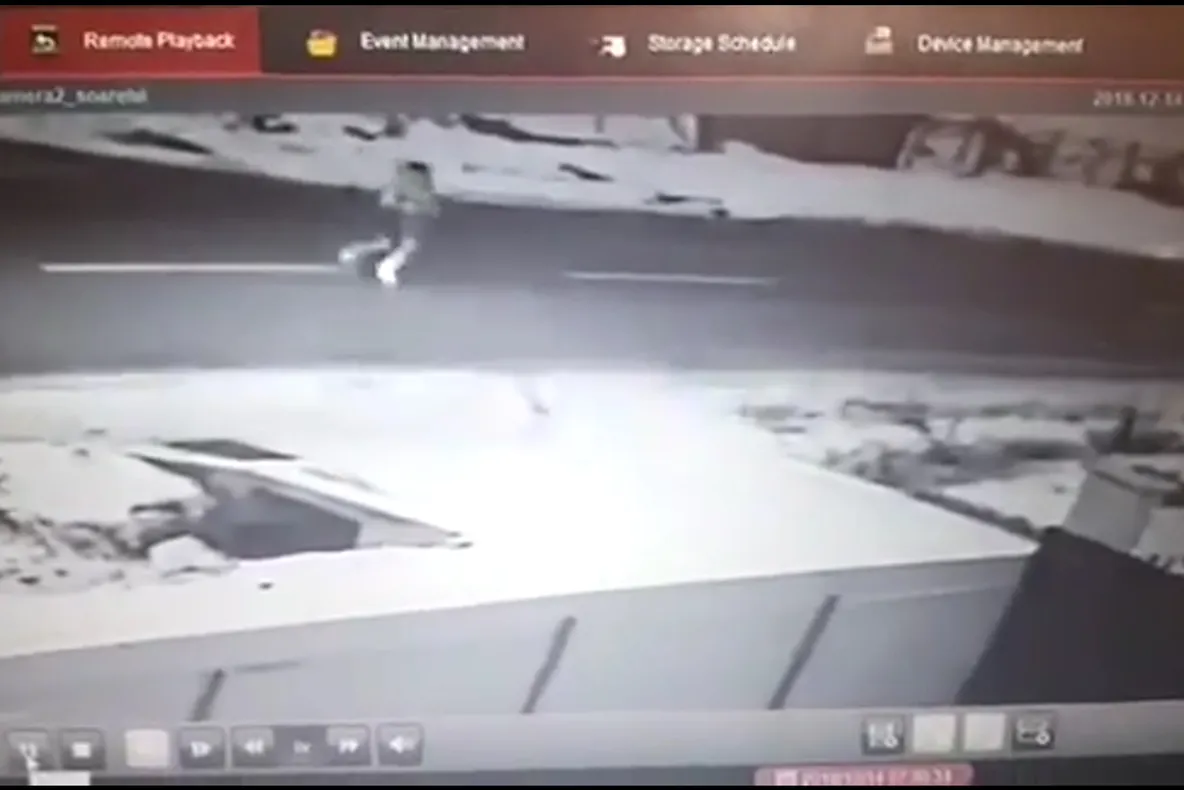 Femeie lovită în plin de o mașină. Momentul impactului, surprins de camerele de supraveghere VIDEO