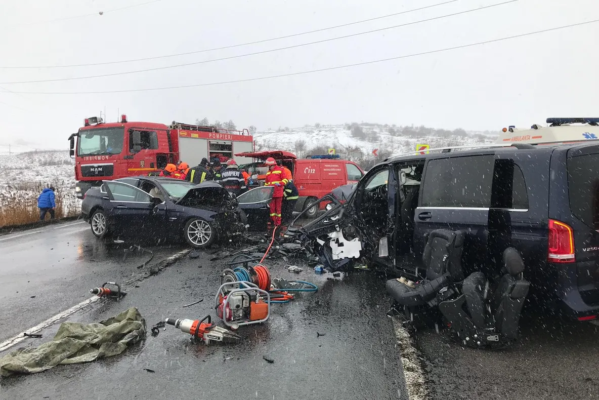 Soțul mort, soția și fiica rănite grav, după ce mașina în care se aflau a pătruns pe contrasens FOTO