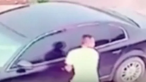 Un individ a fost prins de proprietar în timp ce fura din mașină