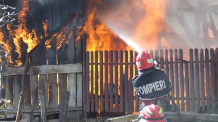 Incendiu de la o afumătoare. O anexă a fost cuprinsă de flăcări