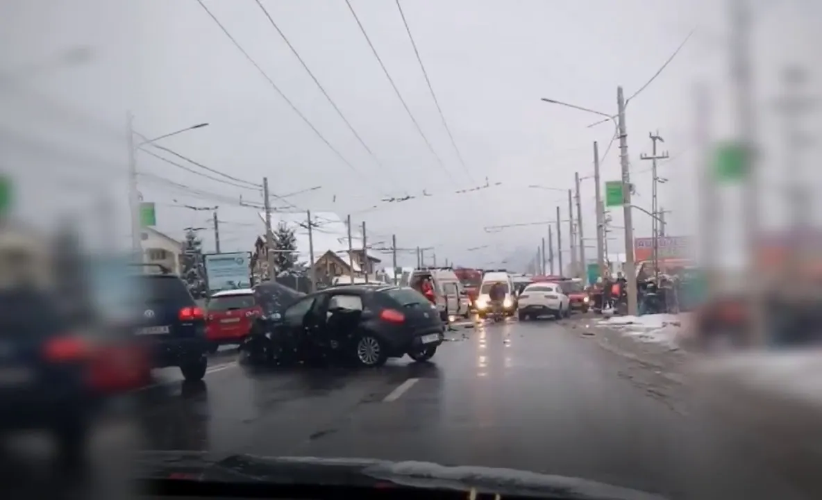 VIDEO Reacție bizară a colegilor unui corist care s-a prăbușit pe scenă: l-au acoperit cu cortina și au continuat să cânte