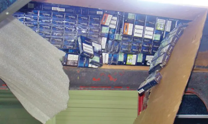 Un bărbat a fost prins de polițiști la volan cu țigări de contrabandă lipite pe corp