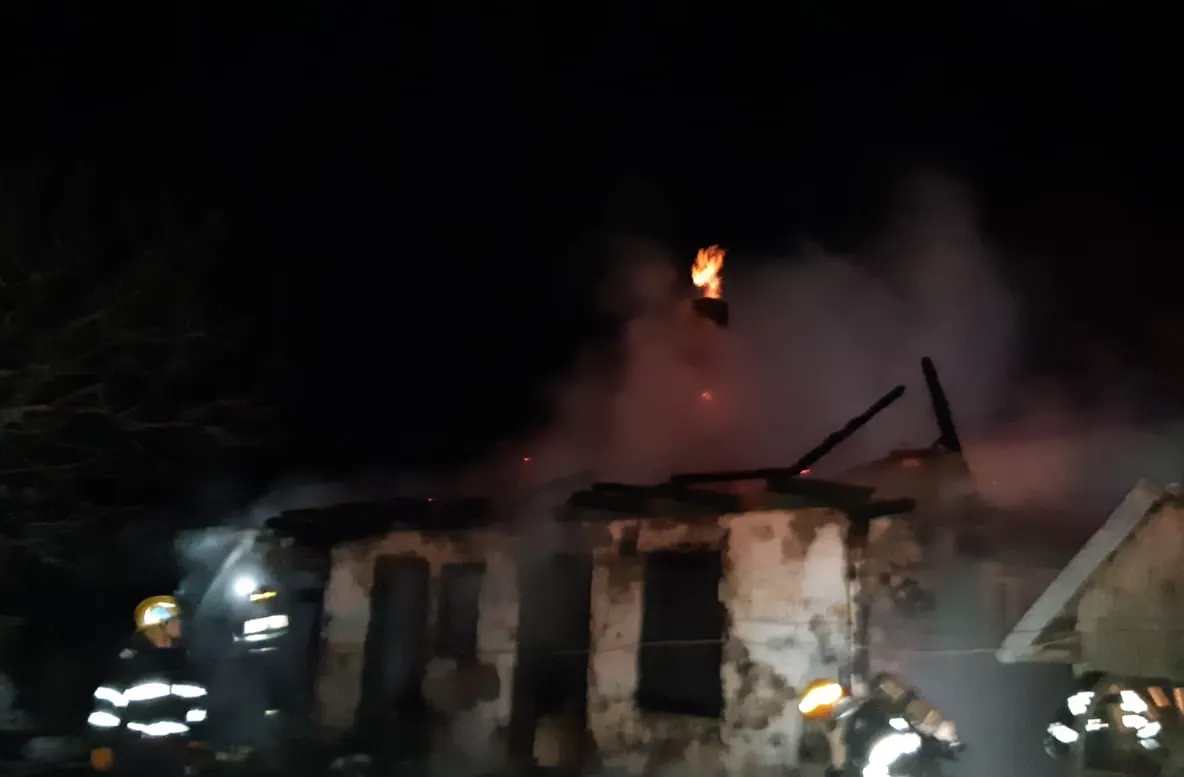 Incendiu la o casă din Mitocu Dragomirnei. Un bătrân a fost găsit mort FOTO