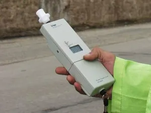 După ce s-a urcat la volan direct din bar, un șofer s-a oprit cu mașina într-un mal de pământ