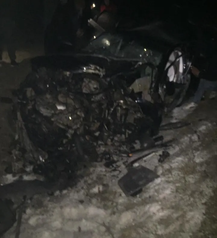 Tănăr rănit după ce s-a izbit violent cu mașina de un copac FOTO