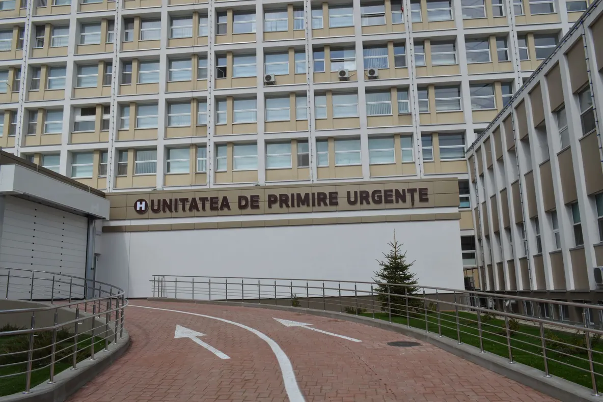 O tânără din Vicovu de Sus a ajuns în stare gravă la spital după ce a căzut de la balconul casei sale