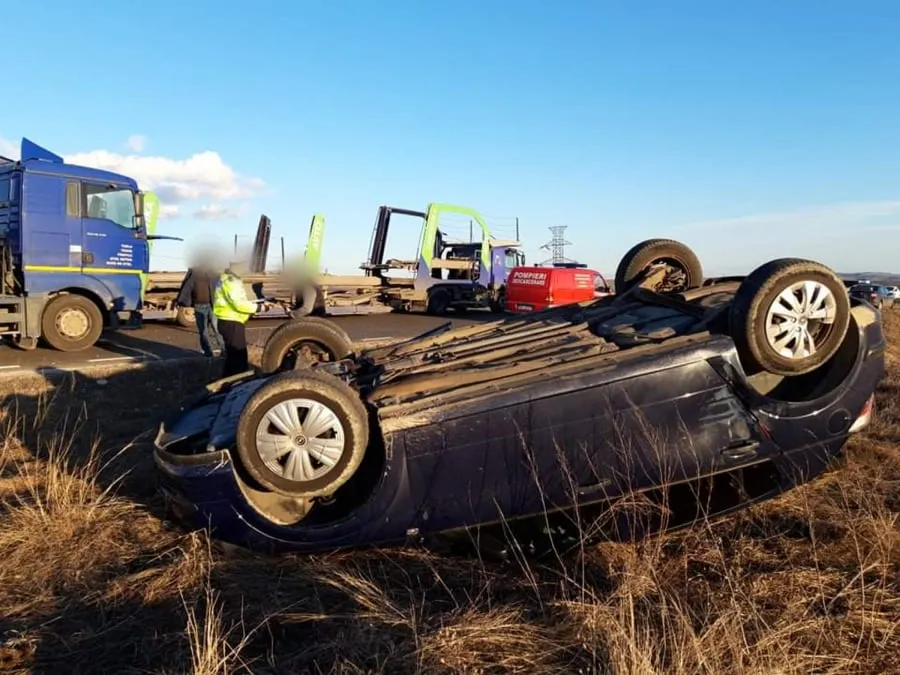 Un autoturism răsturnat și două persoane la spital, după ce un șofer a intrat într-o depășire riscantă FOTO