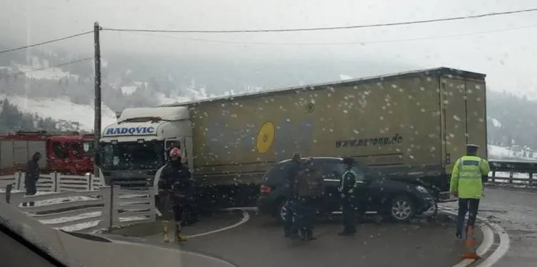 Coliziune între un autoturism și un tir pe DN 17, în Pasul Mestecăniș FOTO