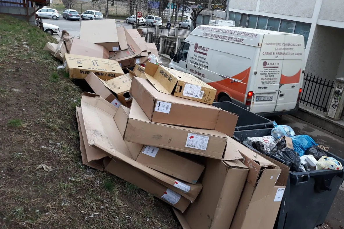 Firmă care a aruncat aiurea cutii de carton și ambalaje, amendată de Primăria Suceava