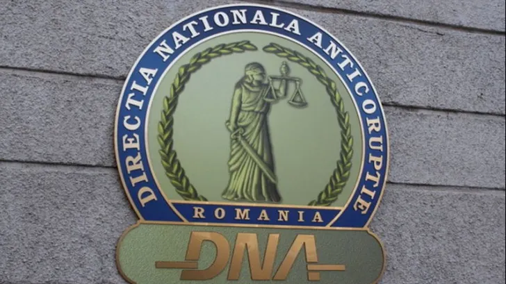 Director din cadrul Gărzii Forestiere Suceava și un ofițer de poliție din cadrul IPJ Suceava, trimiși în judecată pentru luare de mită