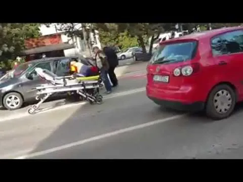 O tânără a fost lovită de o mașină chiar pe trecerea de pietoni VIDEO