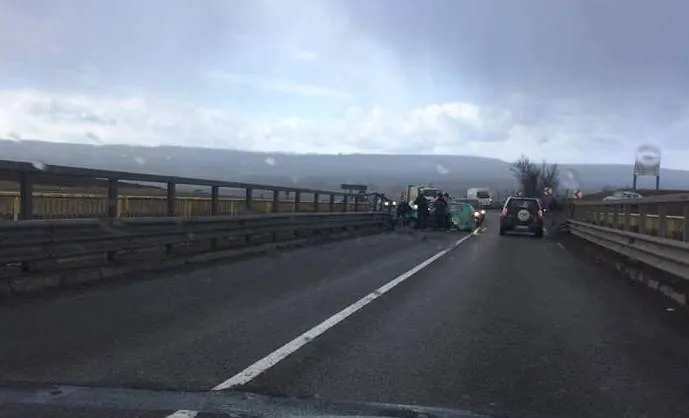 Accident cu trei victime, după ce un șofer s-a izbit cu mașina de un parapet FOTO