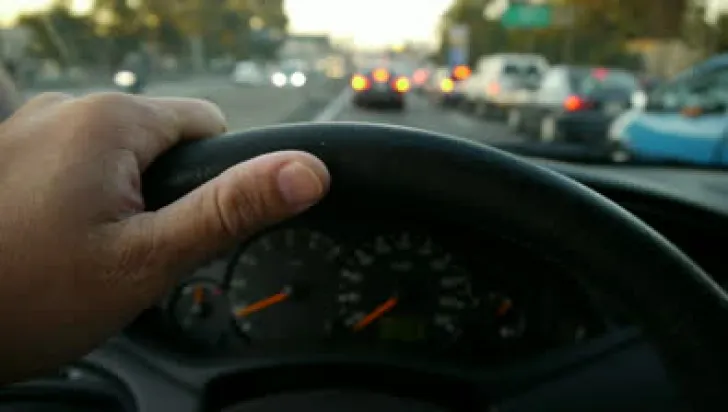 Un adolescent de 15 ani, prins în timp ce conducea un autoturism