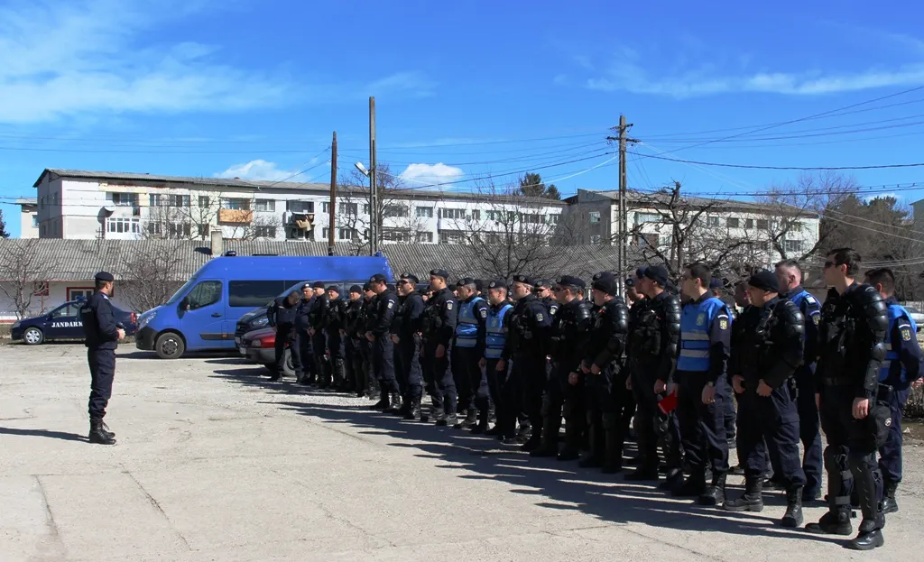Tir răsturnat la ieșire din municipiul Suceava. Șoferul a rămas încarcerat VIDEO