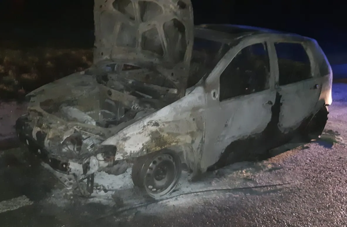 Incendiu pe DN 17, pe raza localității Ilișești. Un autoturism a fost distrus de flăcări FOTO