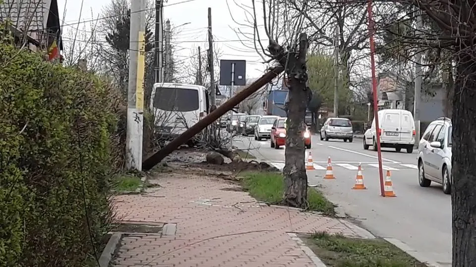 O dubiță scăpată de sub control s-a izbit într-un stâlp și un copac. Șoferului i s-a făcut rău la volan FOTO