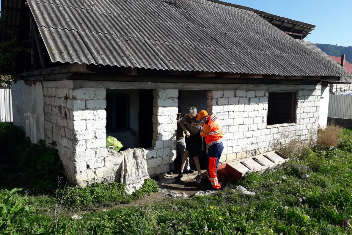 O persoană și-a pierdut viața în urma coliziunii dintre două tiruri și un autoturism VIDEO