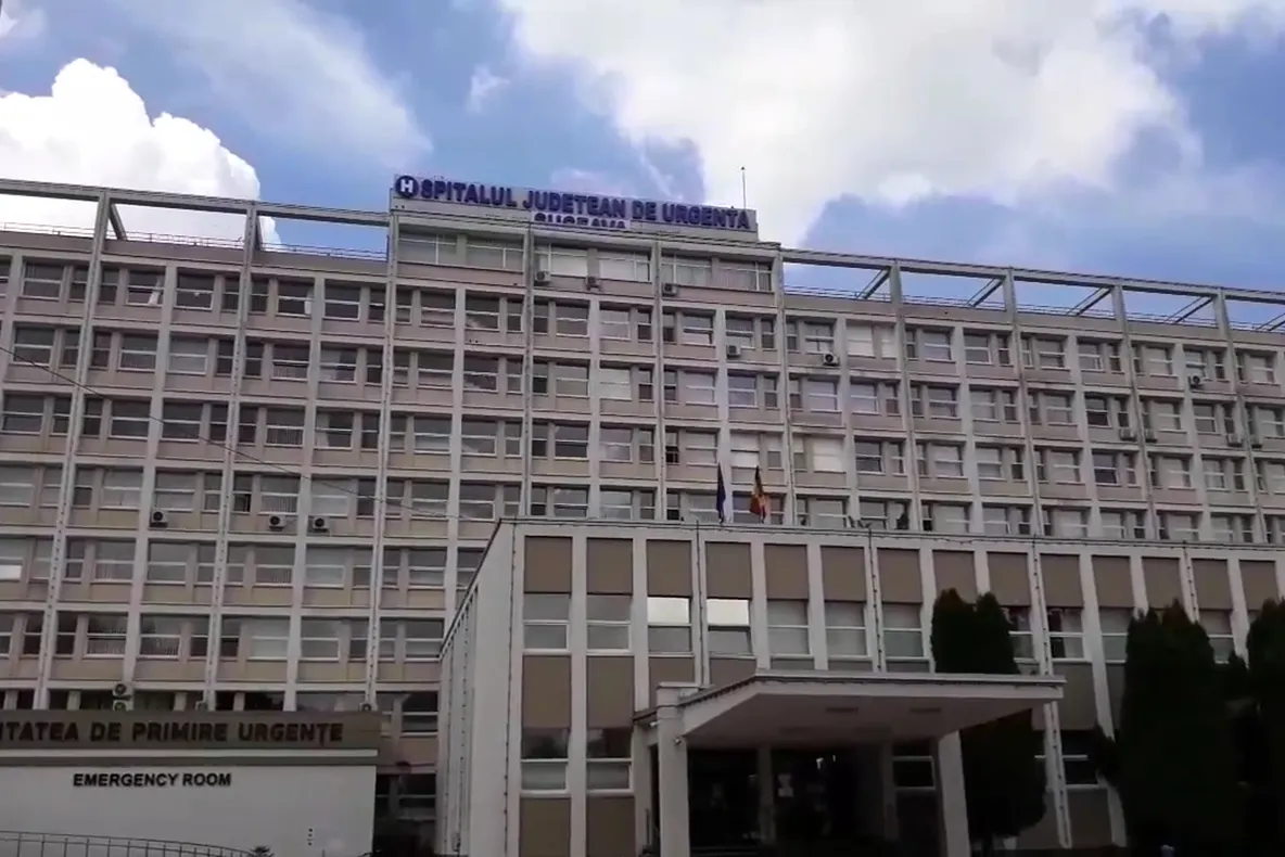 Un bărbat a ajuns la spital după ce a căzut de pe o schelă